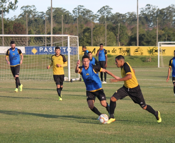 Roberto Cavalo comanda treino técnico tático