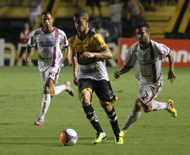 Rômulo comemora estreia profissional no HH