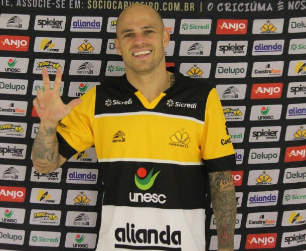 Silvinho é apresentado oficialmente