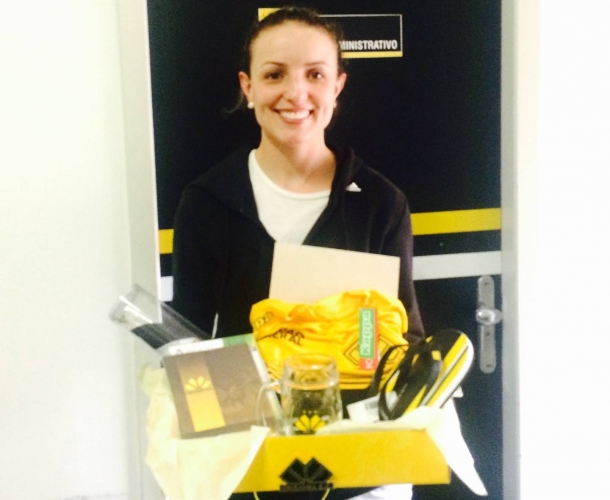 Sócia recebe kit oficial do Tigre