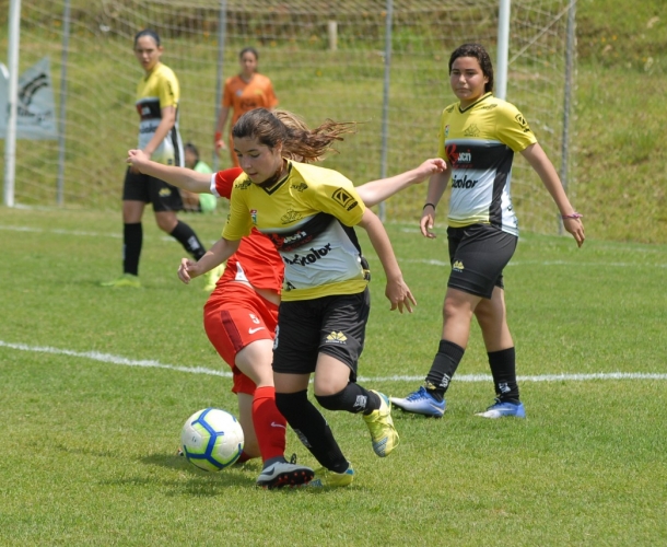 Sub-14 feminino perde e disputa o terceiro lugar