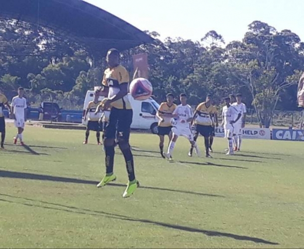 Sub-15 duela com Avaí por vaga na final