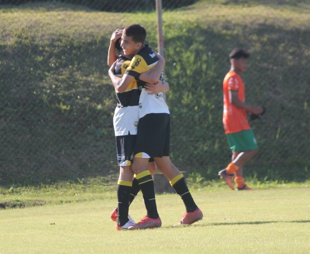Sub-15 e Sub-17 vencem o Joinville no CT