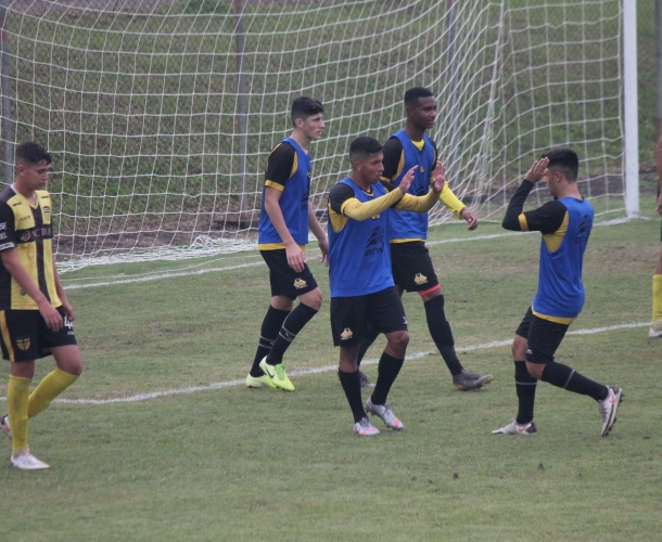 Sub-17 e Sub-20 vencem em jogos-treino no CT