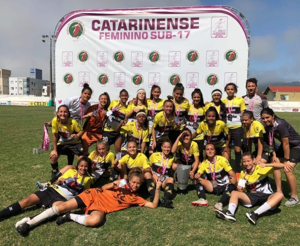 Sub-17 feminino é vice-campeão Catarinense