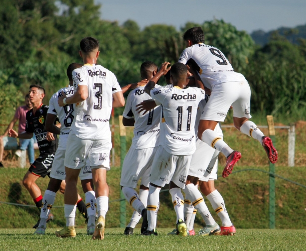 Sub-20 empata no Catarinense e segue líder