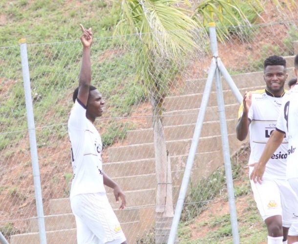 Sub-20 vence e segue na liderança