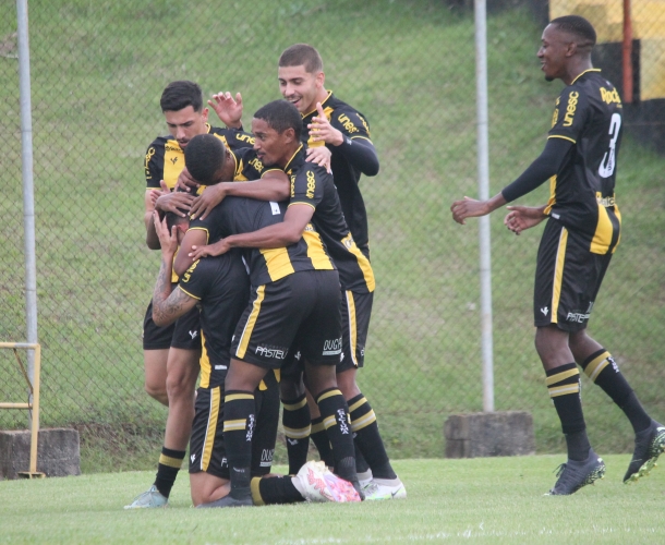 Sub-20 vence o Camboriú e segue líder