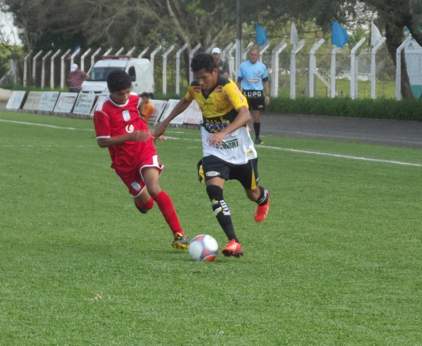 Sub-15 do Tigre faz 9 a 0 na FME Içara