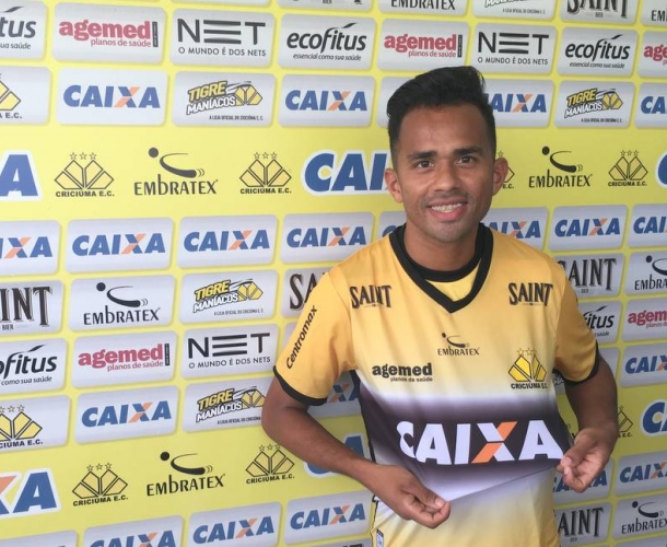 Sueliton é apresentado oficialmente