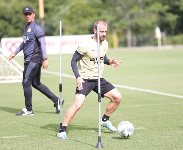 Tarde de treinamento técnico e tático