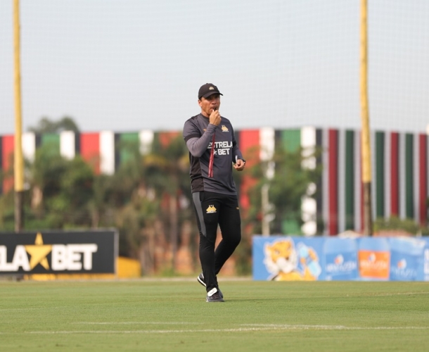 Tarde de treinamento técnico e tático no CT
