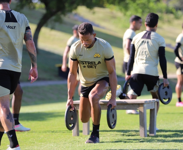 Tarde de treino físico e técnico no CT