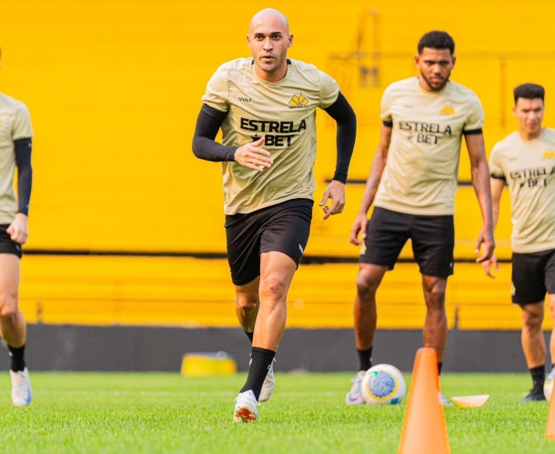 Elenco faz atividade tática no Heriberto Hülse