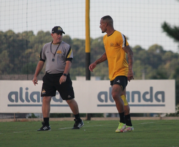Tencati comanda treino técnico e tático