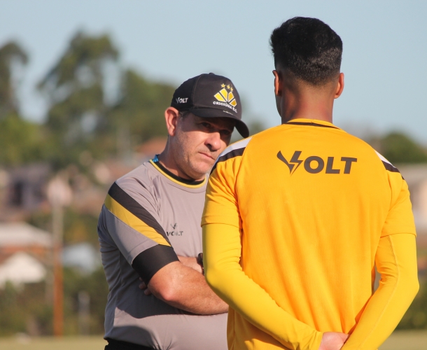 Tencati comanda treino técnico e tático no CT