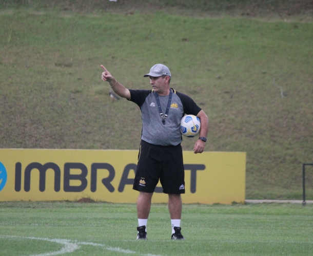 Tencati comanda treino técnico e tático