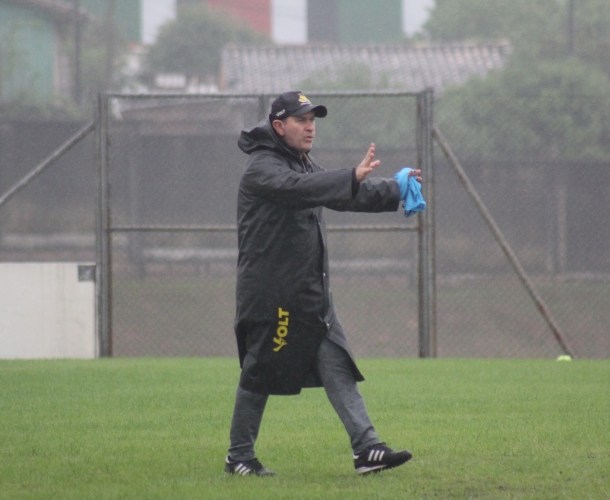 Tencati faz treino técnico e tático