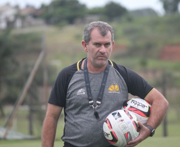 Tencati faz treino técnico e tático