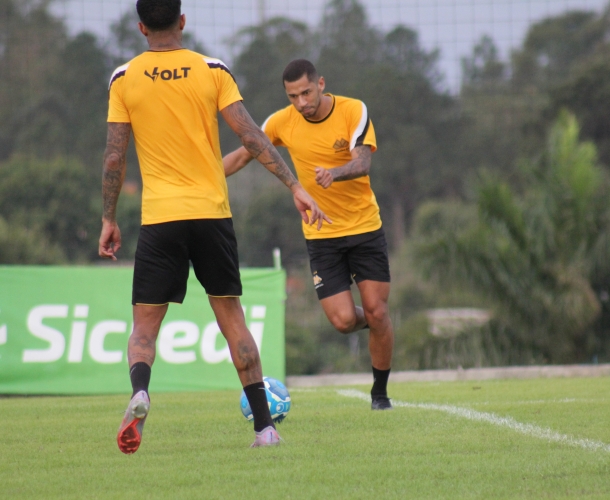 Tencati organiza a parte tática da equipe
