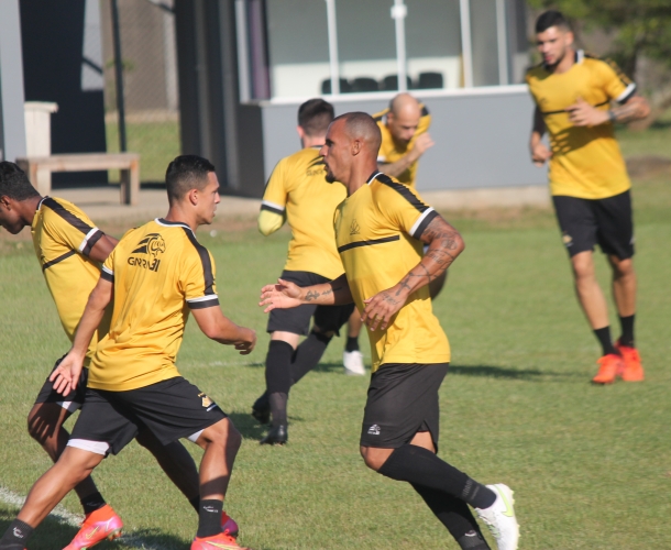 Tencati prepara a equipe para o confronto de sábado