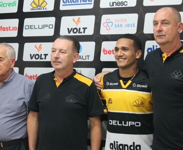 Thiago Alagoano é apresentado oficialmente