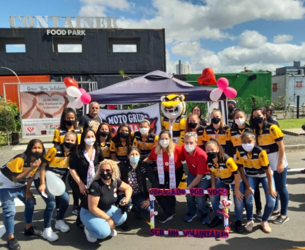 Tigrão e meninas carvoeiras participam do dia do voluntariado