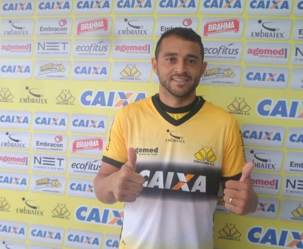 Tigre apresenta novo zagueiro