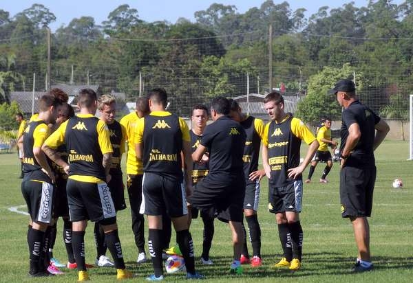 Tigre faz treino tático no CT