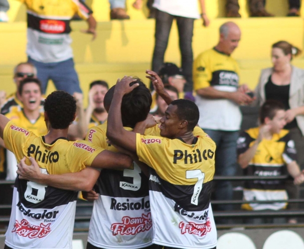 Tigre fecha rodada em segundo