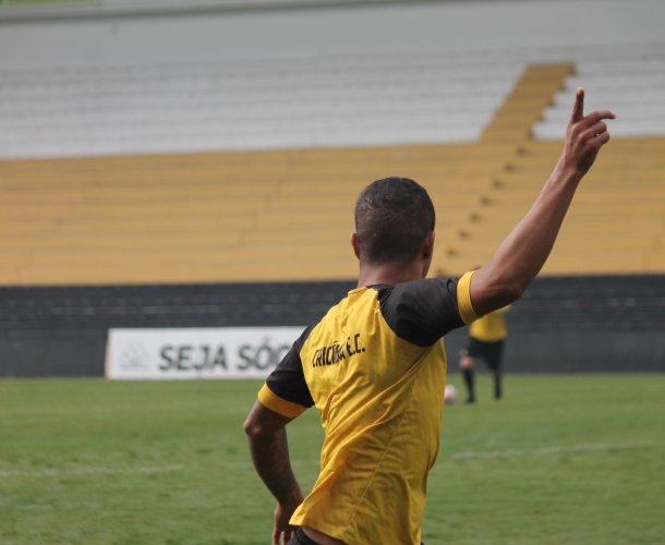 Tigre inicia a viagem para a estreia