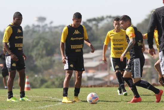 Tigre realiza treino de ataque e defesa