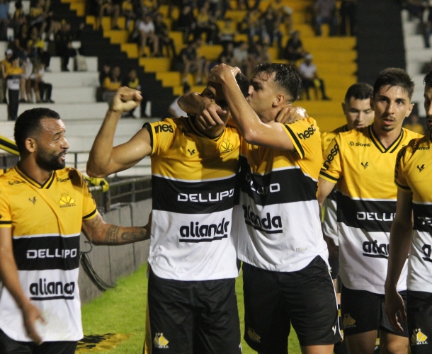 Tigre vence o Blumenau e é líder no estadual