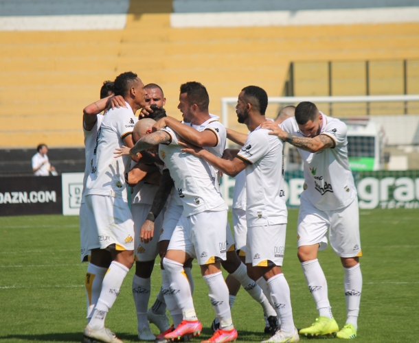 Tigre vence o Oeste e reassume a liderança