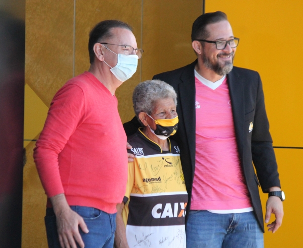 Torcedora símbolo recebe carteirinha vitalícia