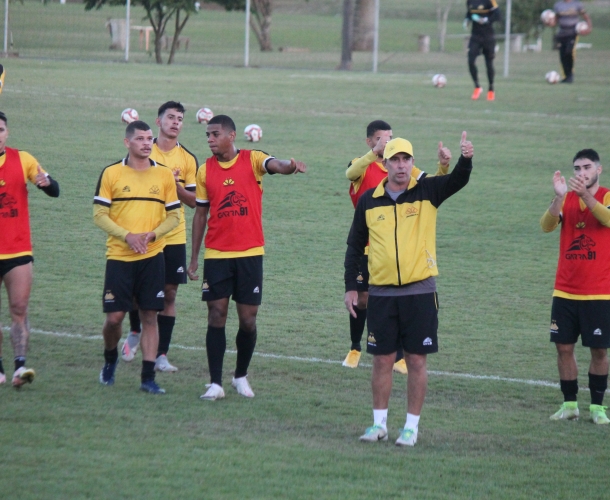 Torcida comparece ao treinamento no aniversário do clube