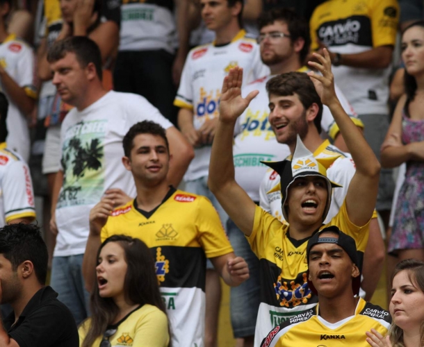 Torcida do Criciúma comemora nova vitória