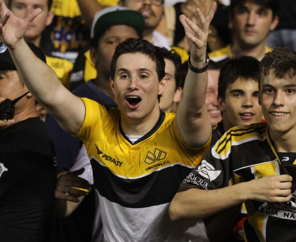 Torcida tricolor comemora vitória