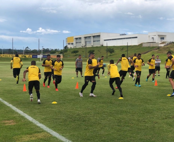 Trabalho físico e técnico no CT Antenor Angeloni