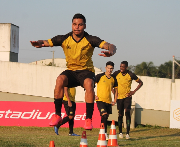 Trabalho físico e técnico no CT Antenor Angeloni