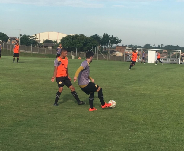 Trabalho tático intenso no gramado do CT