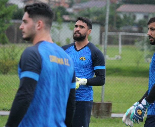 Trabalho técnico e tático no gramado do CT