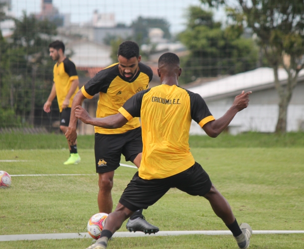 Treinamento em dois períodos no gramado e academia