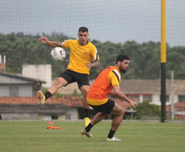 Treinamento físico e técnico no CT