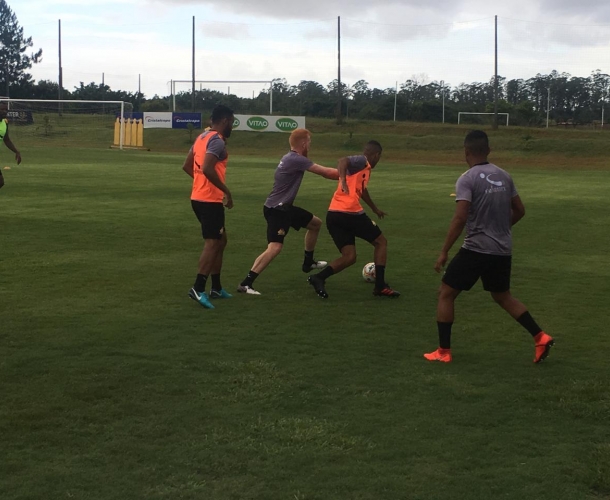 Treinamento na academia e no gramado do CT
