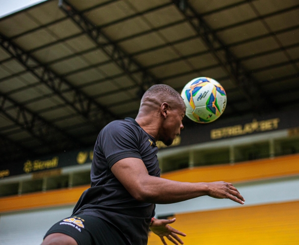 Treinamento no gramado do Heriberto Hülse 