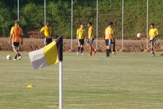 Treino forte em dois períodos no CT