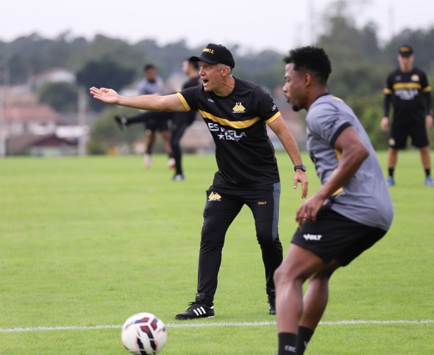 Treino tático comandado pelo novo técnico