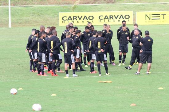 Treino tático e de chutes a gol