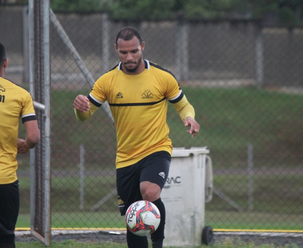 Treino técnico e tático no gramado do CT